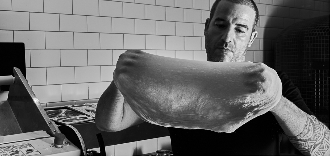 Chef Dani Branca preparando a massa